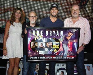 Kerri Edwards, Red Light Management; Jeff Stevens, Producer; Luke Bryan and UMG Nashville Chairman & CEO, Mike Dungan / Photo by Ed Rode/Courtesy Schmidt Relations