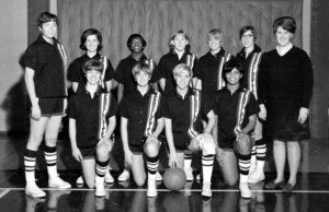 Coach Wiseman the 1968 women’s basketball team, the first at Belmont. PHOTO COURTESY OF BELMONT ATHLETICS