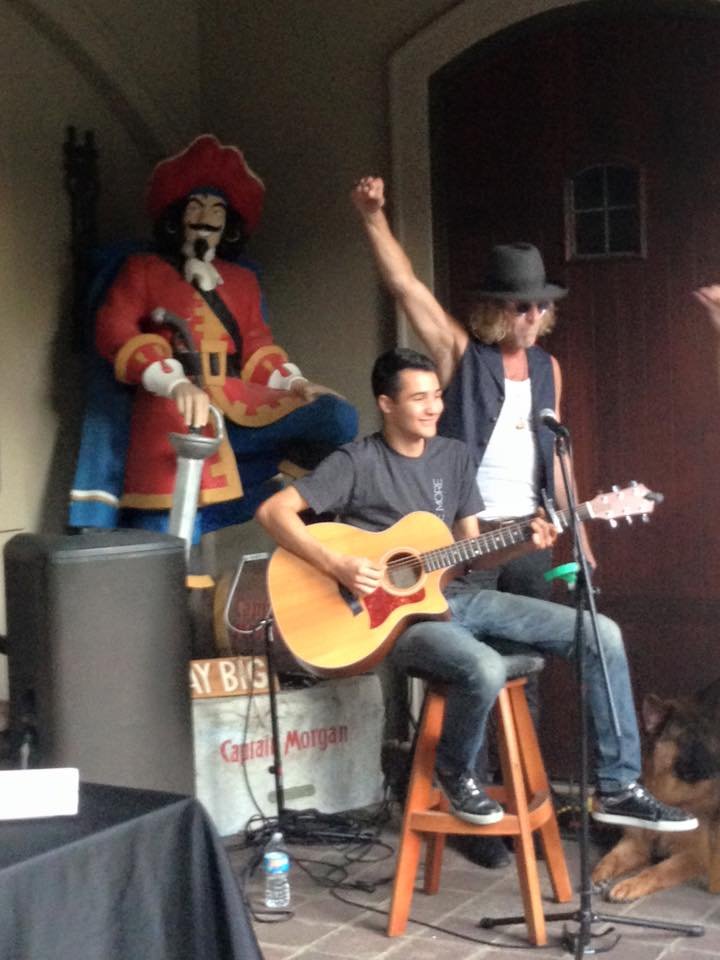 Big Kenny singing and having fun at his launch party for his new TV show. PHOTO BY RACHEL TRACZEWSKI