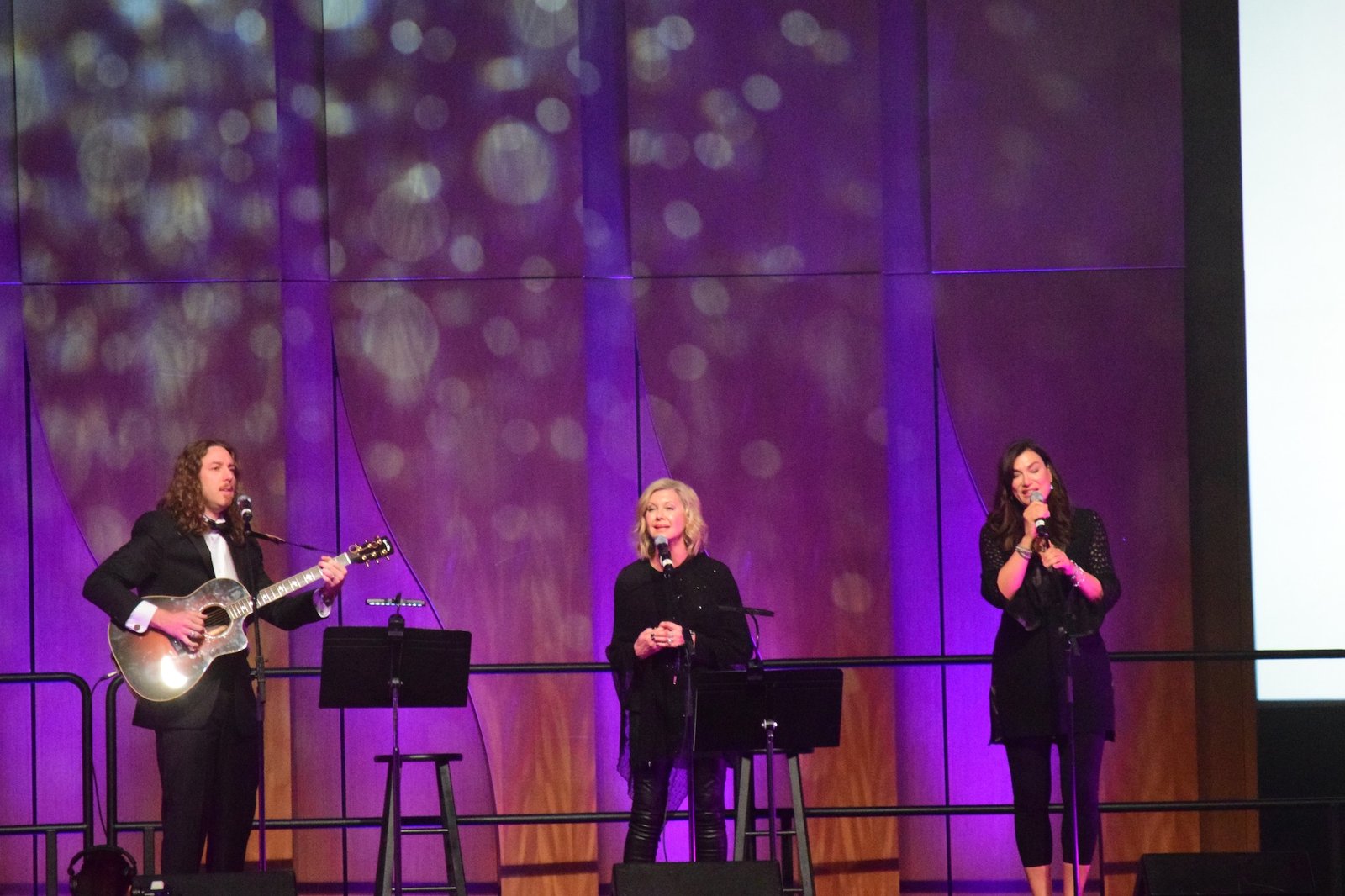 Ernest Chapman, Olivia Newton-John and Amy Sky performing Sand and Water – written by Beth Nielsen Chapman. PHOTO BY BEV MOSER/COURTESY OF NASHVILLE SONGWRITERS HALL OF FAME