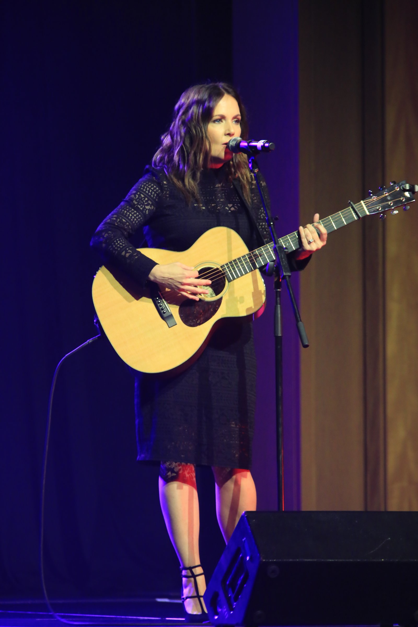 Lori McKenna singing her hit (that Tim McGraw made famous) “Humble and Kind.” PHOTO BY BEV MOSER/COURTESY OF NASHVILLE SONGWRITERS HALL OF FAME